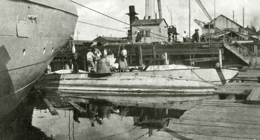 Swedes stumble on a wrecked mini-sub in their waters ...