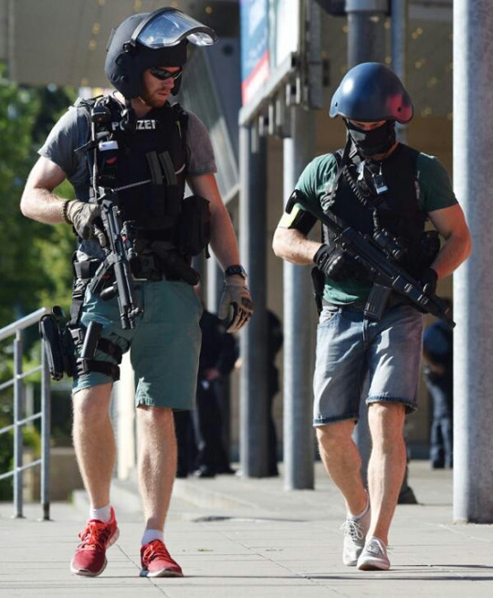 Finally, it looks like SEK is perfectly fine rolling in short pants and sneaks. Again we have MP5s and HK pistols. Also note the abbreviated expandable baton on the officer to the right, worn cross draw at about the 11 c'clock