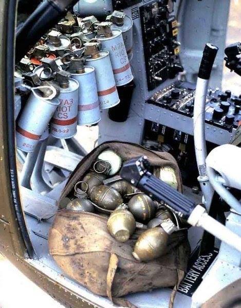 Gilles Sacksick、bolpot et grenade Loach cockpit showing smokes and the grenade bag filled with tear