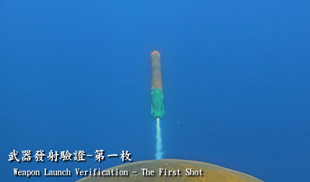 ROCS Hai Kun（SS-711) fire two MK-48 Exercise Torpedos ...